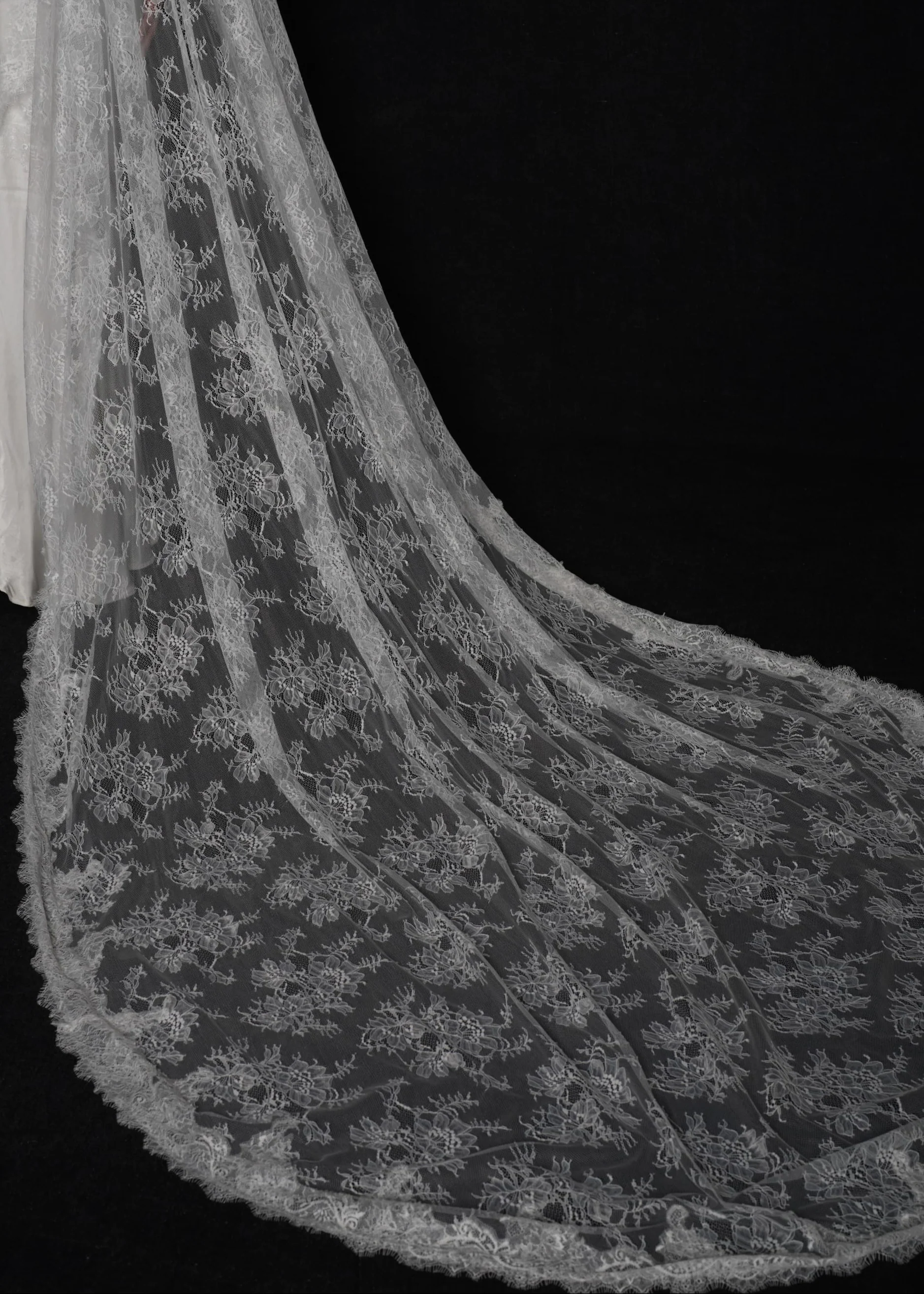 Chantilly Mantilla All Over Lace Veil, Single Tier, Cathedral Length - Image 7
